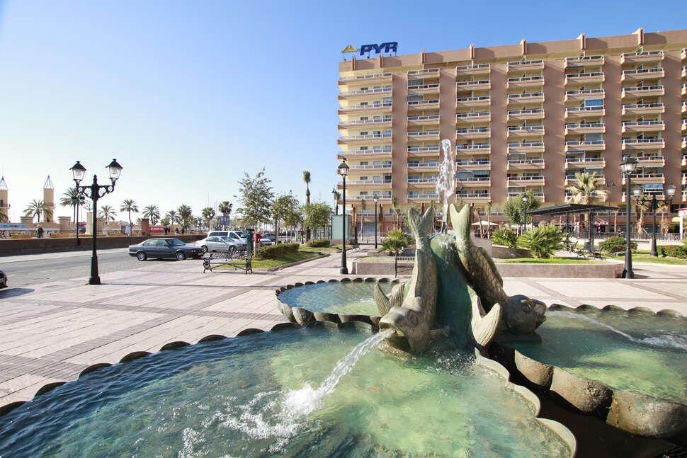 Een foto van de buitenkant van Hotel Pyr Fuengirola