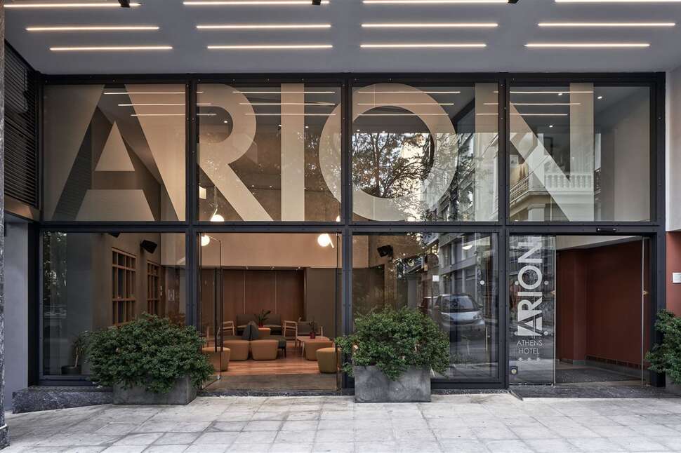 Een foto van de buitenkant van Arion Athens Hotel