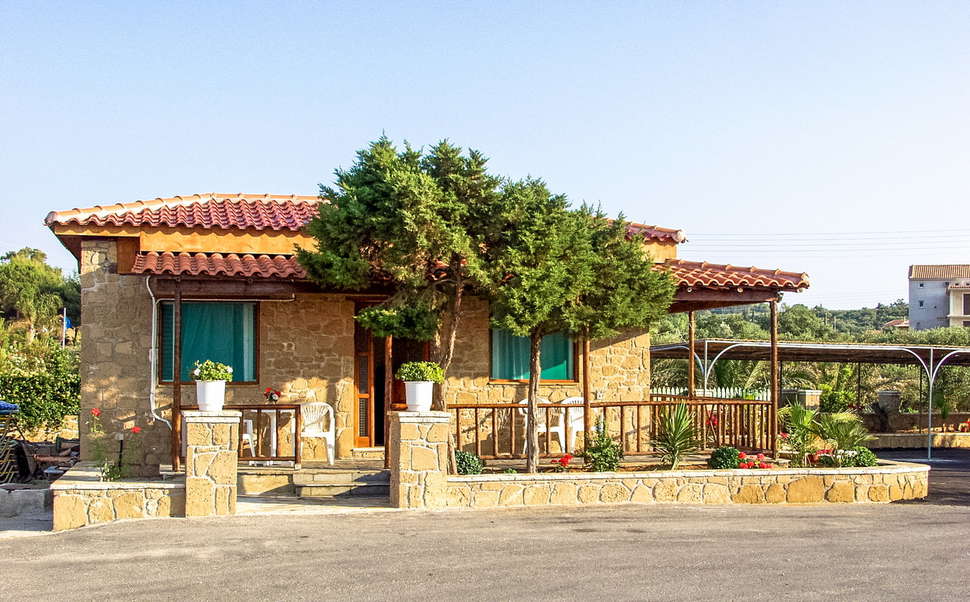 Een foto van de buitenkant van Plaka Beach Resort