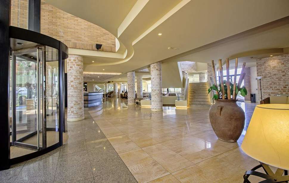 Een foto van het interieur van Calheta Beach