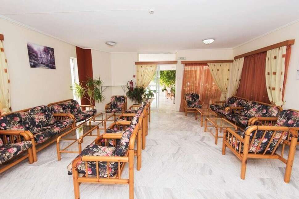 Een foto van het interieur van Leonidas Hotel & Studios