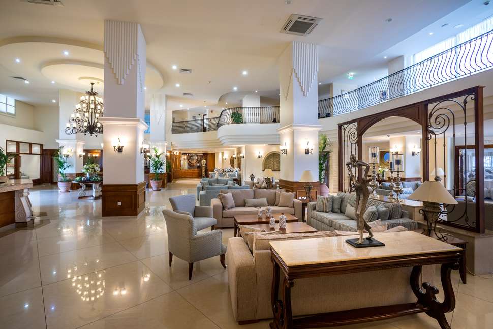 Een foto van het interieur van Aquamare Beach Hotel & Spa
