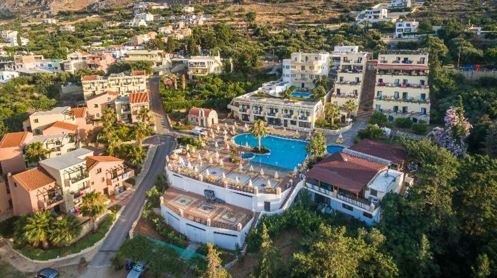 Een foto van de buitenkant van Asterias Village Resort