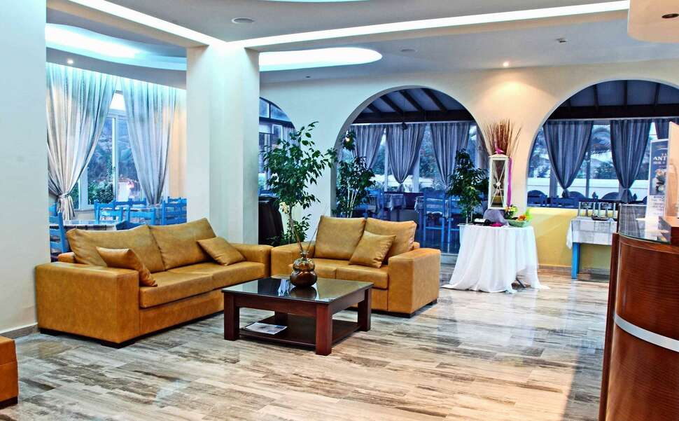 Een foto van het interieur van Sacallis Inn Beach Hotel