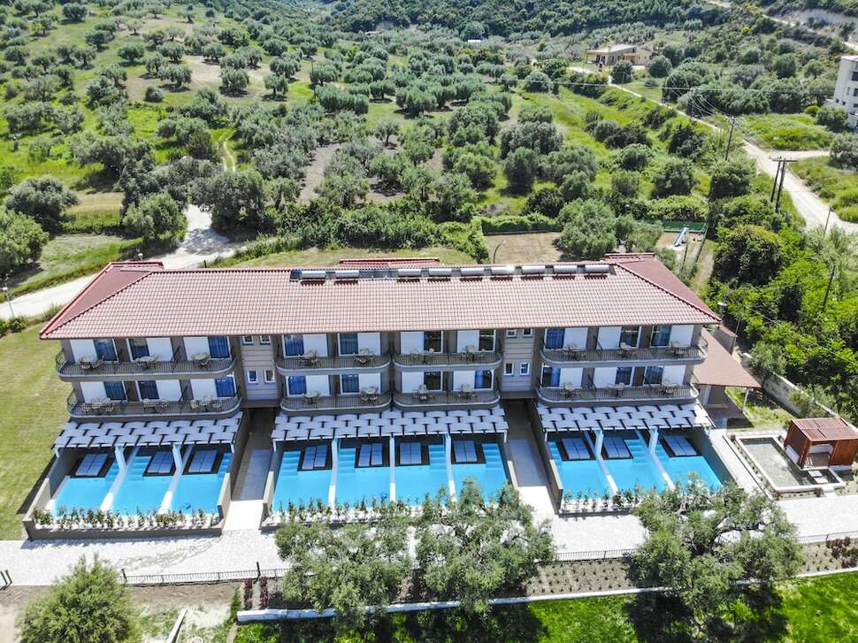 Een foto van de buitenkant van Royal Hotel & Suites