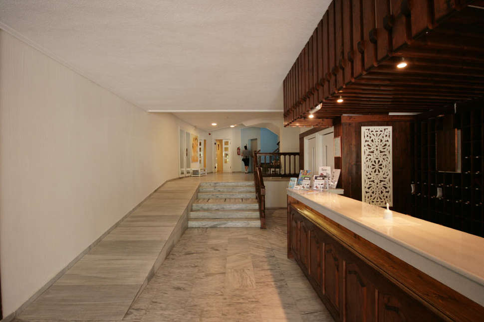 Een foto van het interieur van Theodorou Beach Hotel