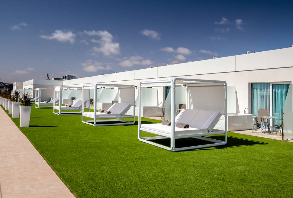 Een foto van het terras bij Barcelo Corralejo Sands