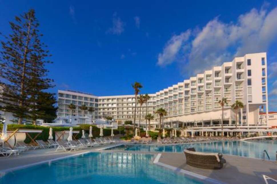 Een foto van het zwembad bij Leonardo Plaza Cypria Maris Beach Hotel & Spa