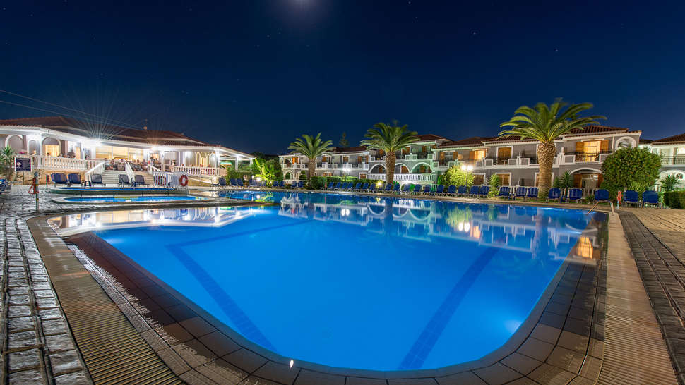 Een foto van het zwembad bij Golden Sun Hotel