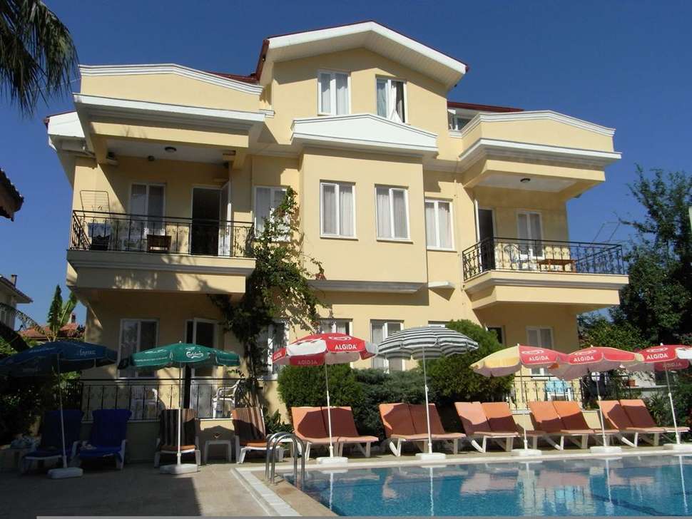Een foto van de buitenkant van Dalyan Grand Aparthotel