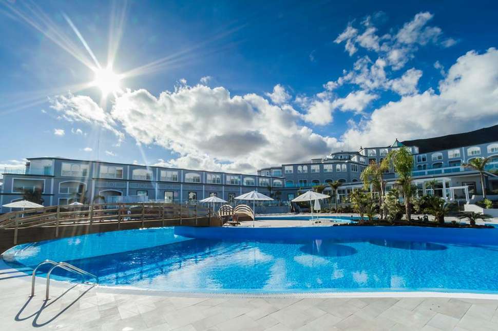 Een foto van het zwembad bij Royal Palm Resort & Spa