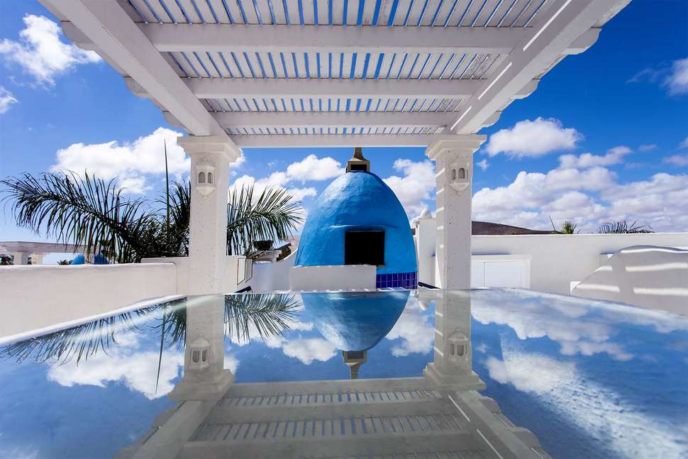 Een foto van het terras bij Villas & Clubs Bahiazul