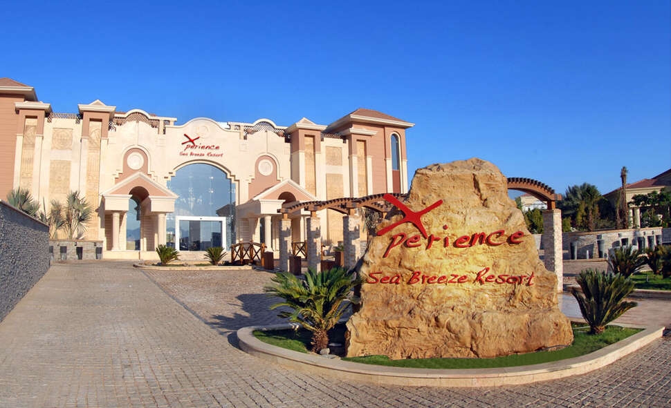 Een foto van de buitenkant van Xperience Sea Breeze Resort