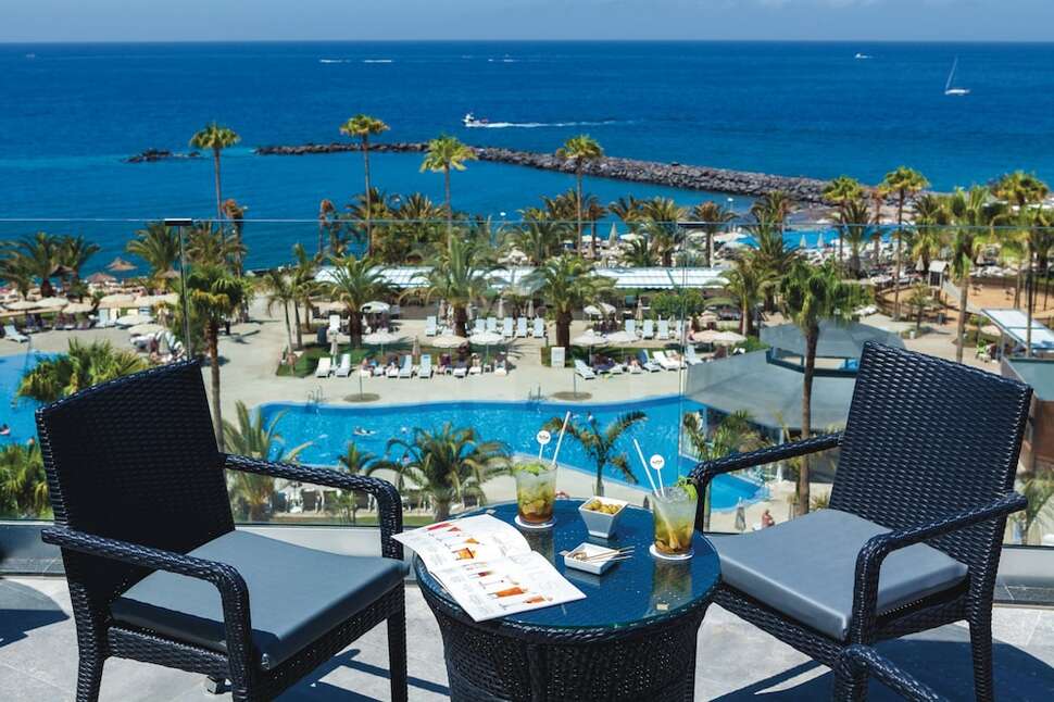 Een foto van het zwembad bij Riu Palace Tenerife