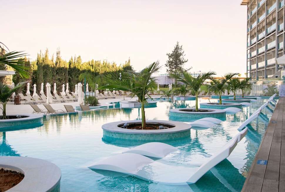Een foto van het zwembad bij Asterias Beach Hotel
