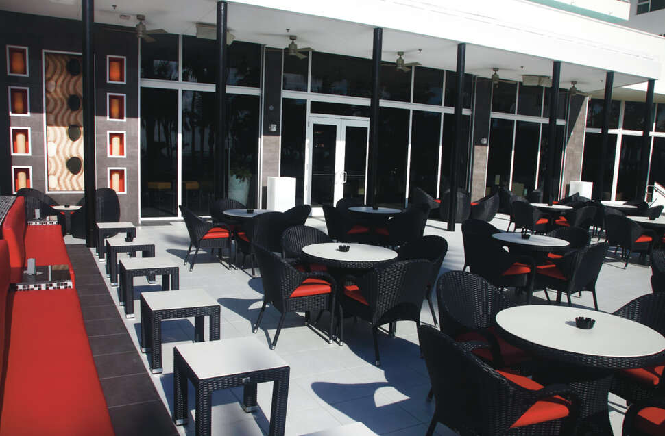 Een foto van het terras bij Riu Plaza Miami Beach