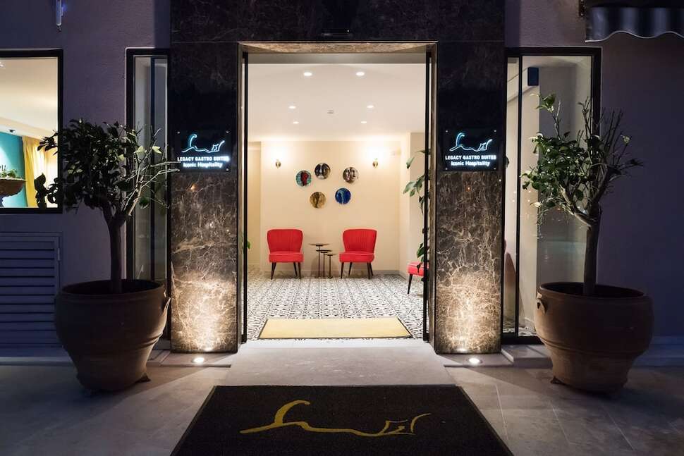Een foto van de buitenkant van Metaxa Hotel Urban Boutique Living