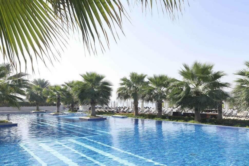 Ein Foto vom Pool im Fairmont Bab Al Bahr