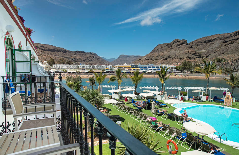 Een foto van het terras bij Hotel Livvo Puerto de Mogan