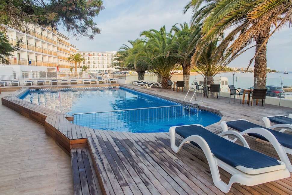Ein Foto vom Pool im Hotel Tagomago
