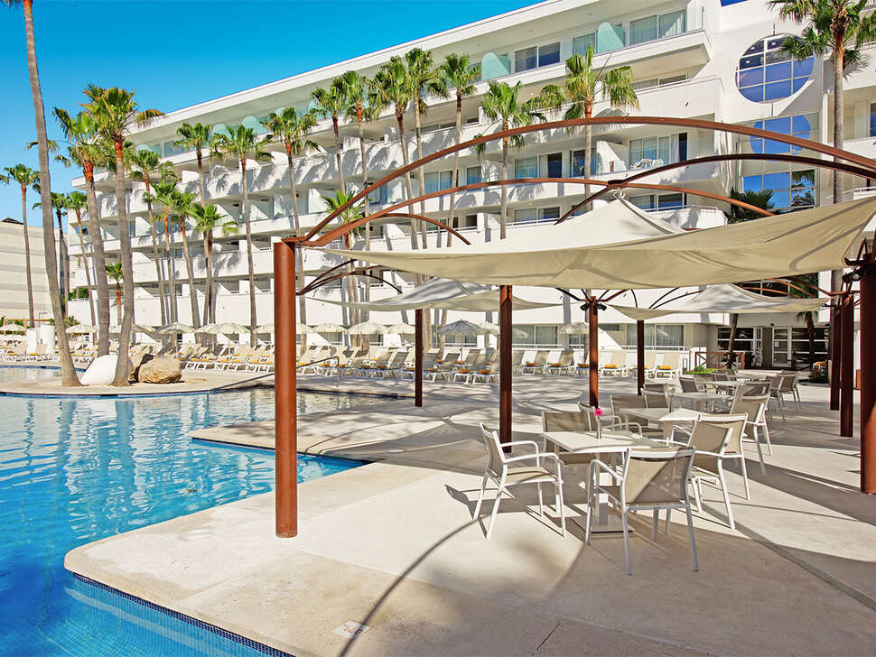 Een foto van het zwembad bij Iberostar Waves Cristina