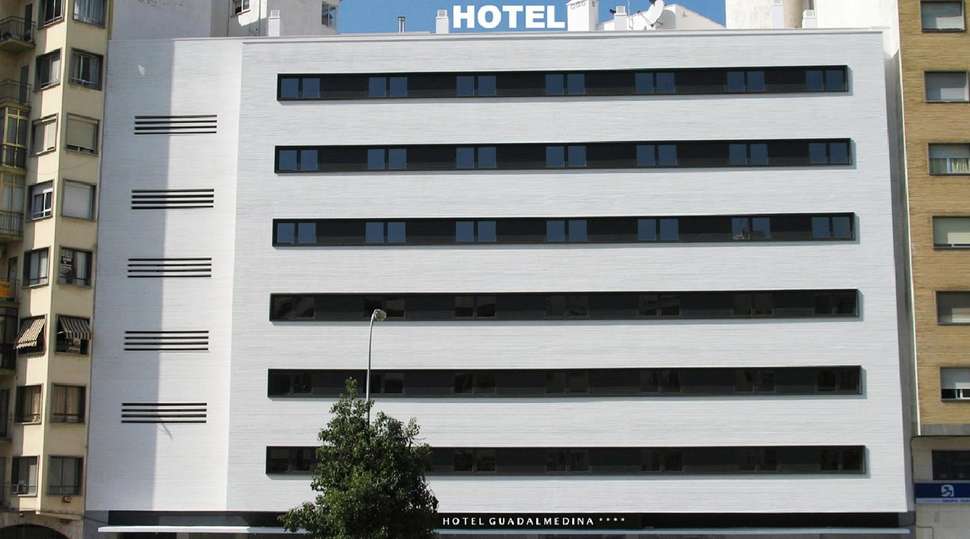 Een foto van de buitenkant van Hotel Guadalmedina