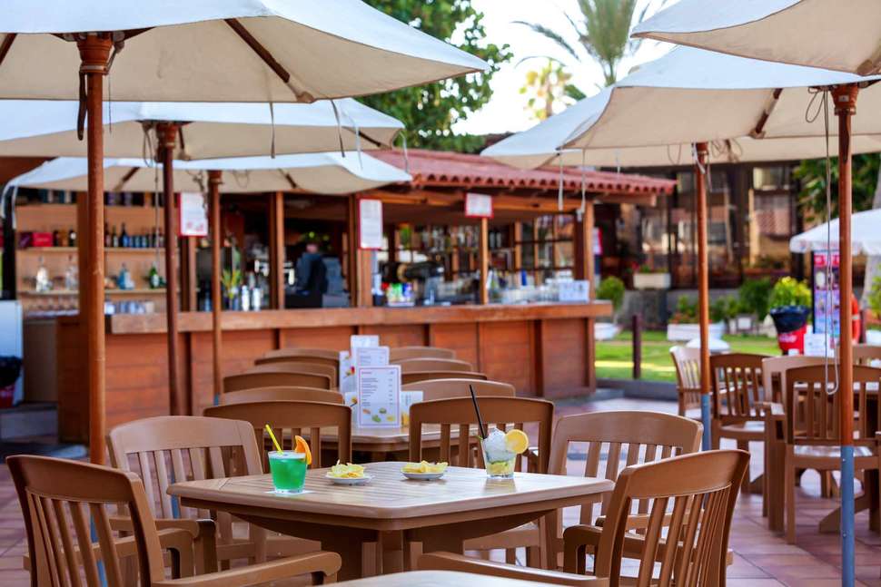 Een foto van het terras bij Hotel Sol Tenerife