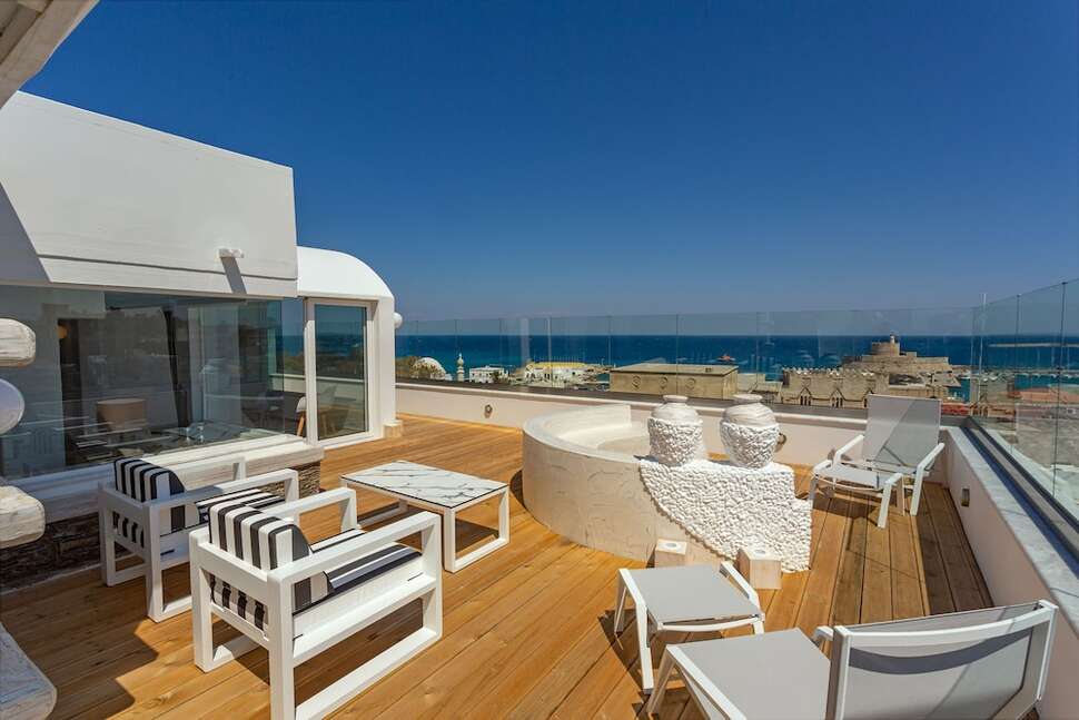 Een foto van het terras bij Rhodos Horizon City