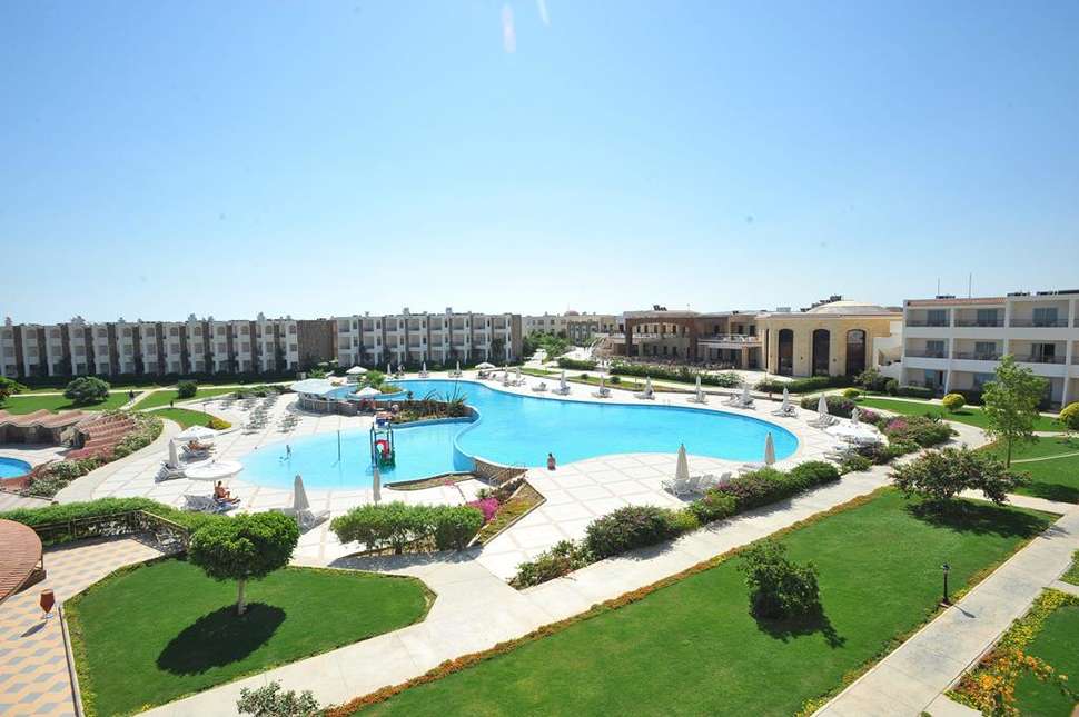 Een foto van het zwembad bij Royal Brayka Resort