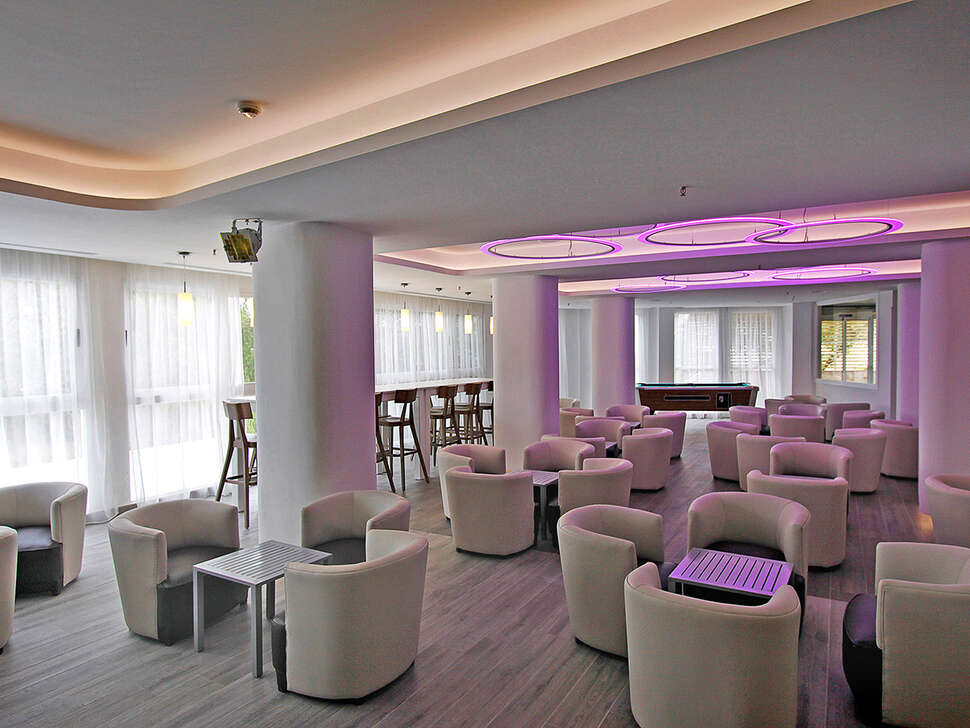 Een foto van het interieur van BG Pamplona Hotel