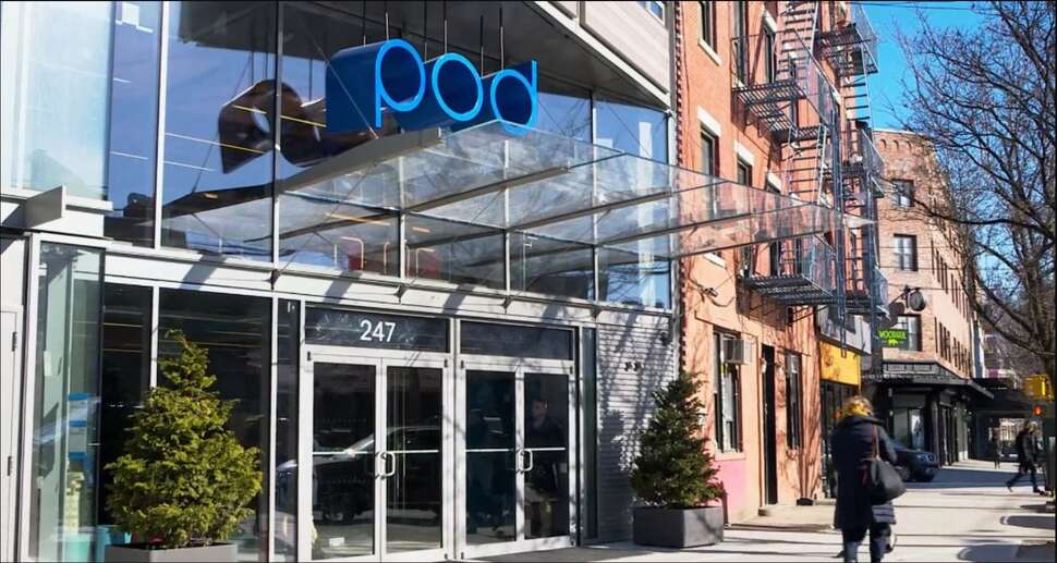 Een foto van de buitenkant van Pod Brooklyn Hotel