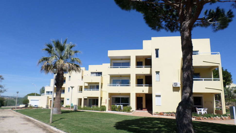 Een foto van de buitenkant van Parque Mourabel Oasis Village & Pe do Lago