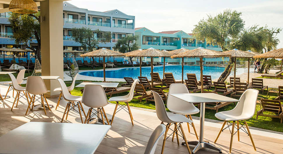 Een foto van het terras bij Aparthotel Robolla Beach