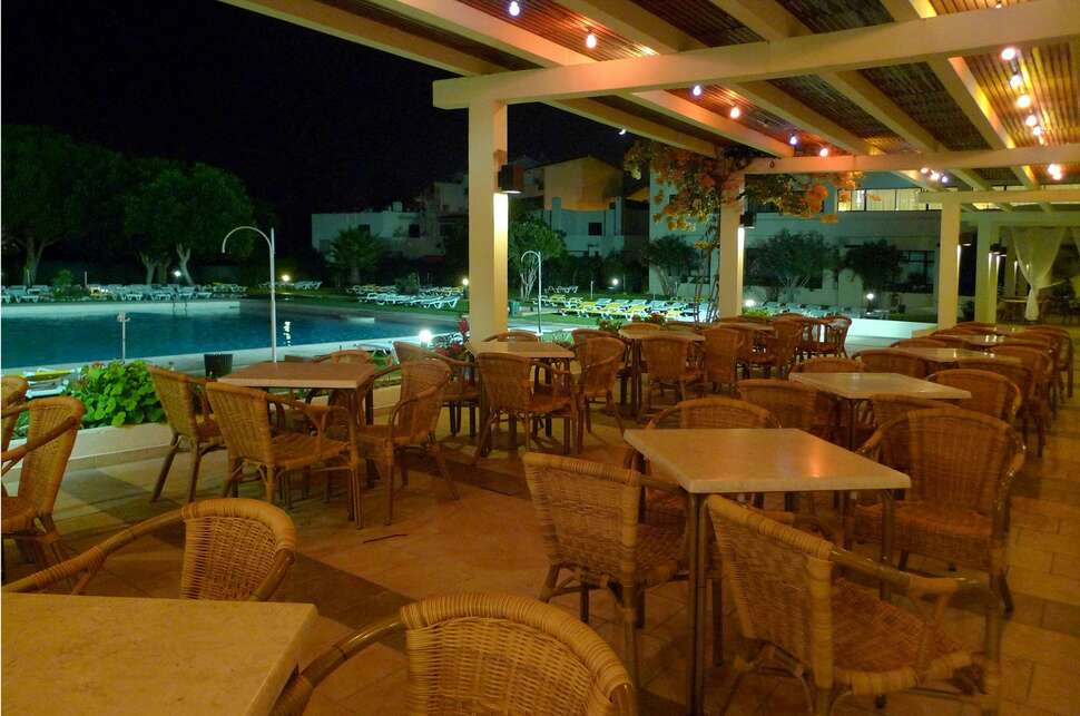 Een foto van het terras bij Albufeira Sol Hotel & Spa