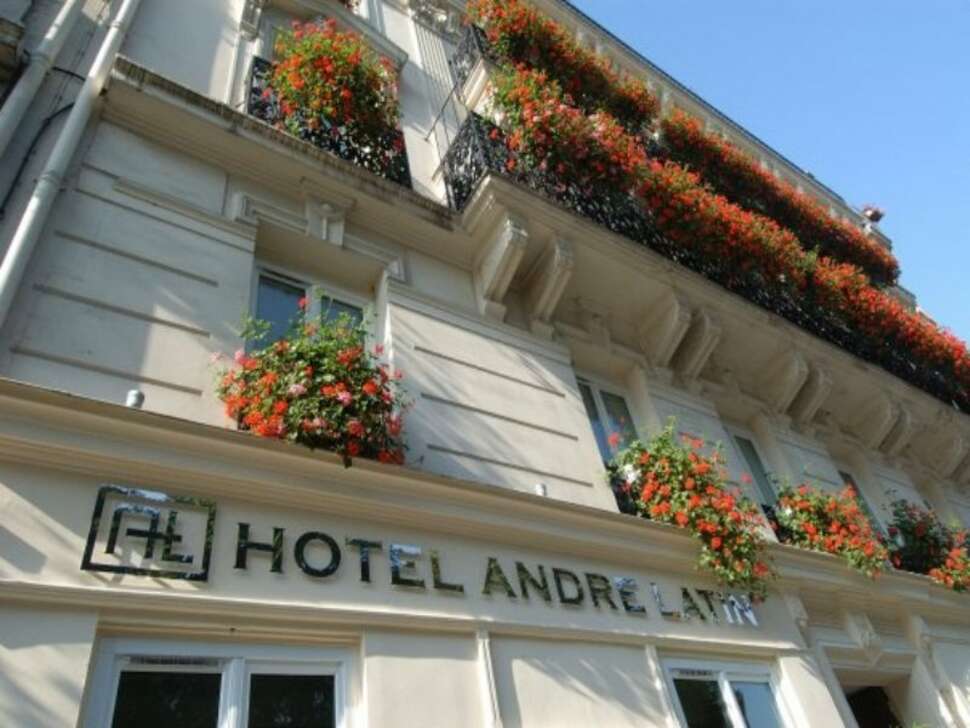Een foto van de buitenkant van Hotel Andre Latin Paris