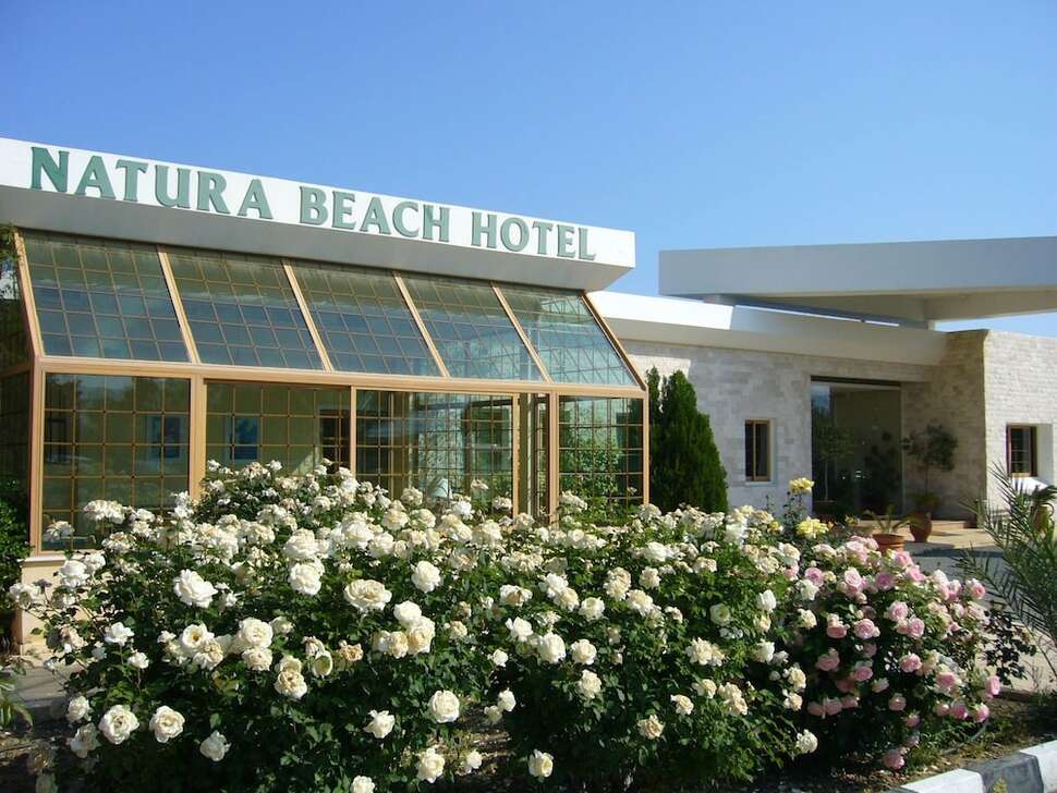 Een foto van de buitenkant van Natura Beach Hotel & Villas