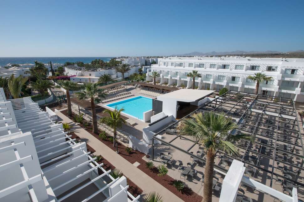 Een foto van het zwembad bij Sentido Aequora Lanzarote Suites