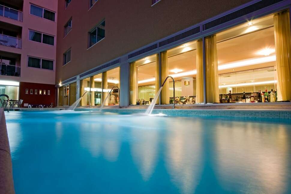 Een foto van het zwembad bij Monte Gordo Aparthotel & Spa