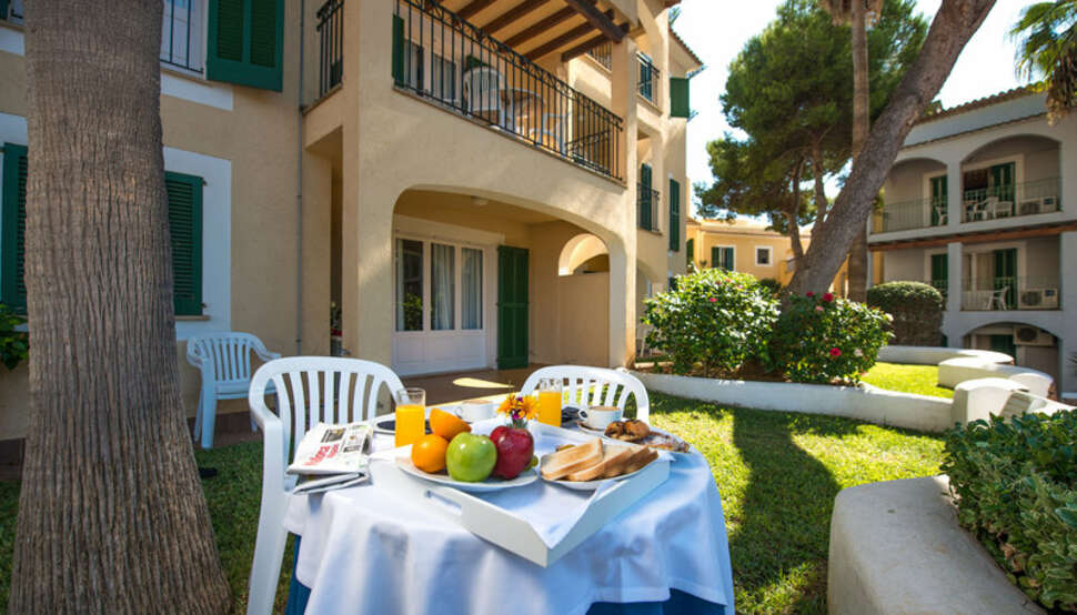 Een foto van het terras bij Ona Cala Pi Club Aparthotel