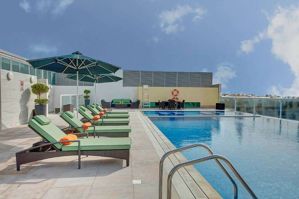 Een foto van Al Khoory Atrium Hotel