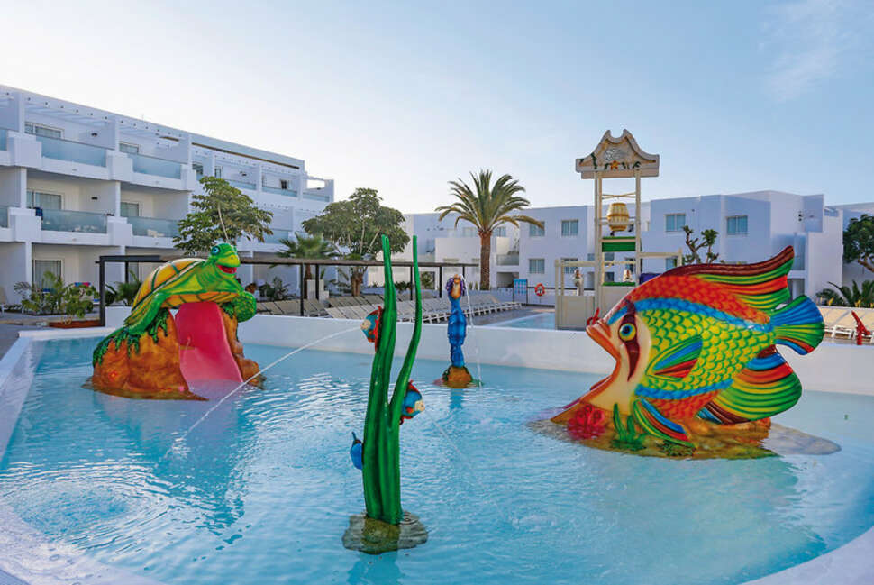 Een foto van het zwembad bij Sentido Aequora Lanzarote Suites