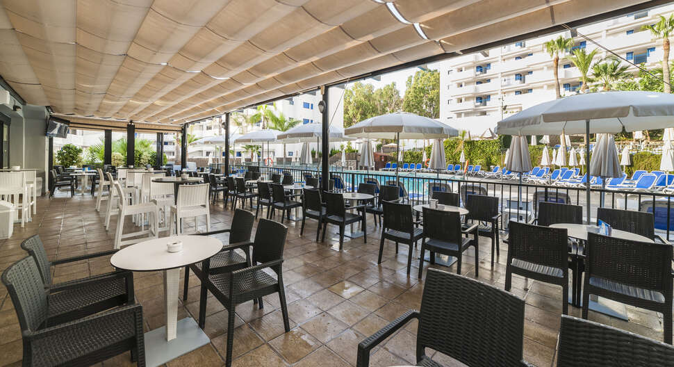 Een foto van het terras bij Globales Los Patos Park