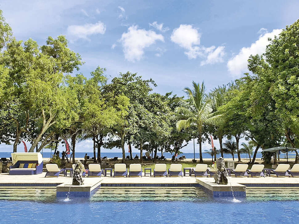 Een foto van het zwembad bij Mercure Resort Sanur