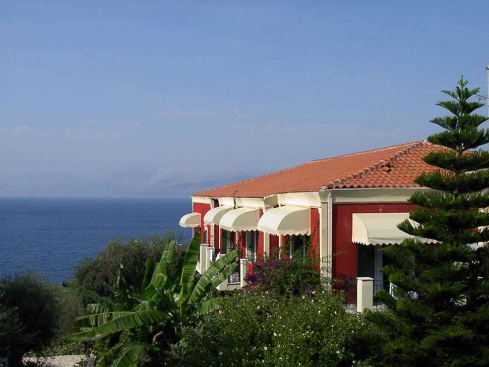 Een foto van de buitenkant van Apraos Bay Hotel