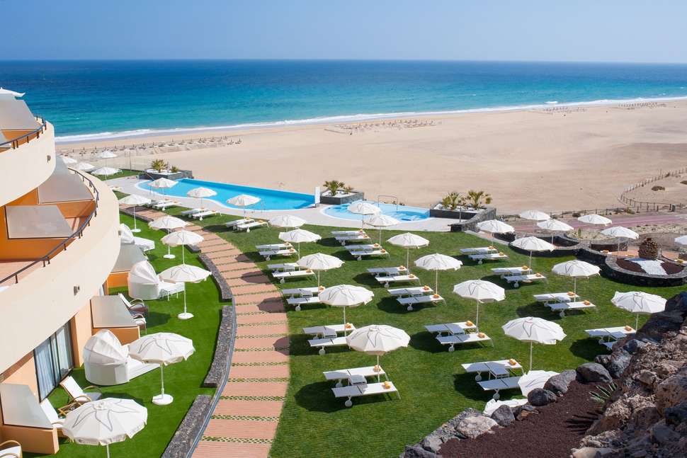 Een foto van het zwembad bij Iberostar Waves Playa Gaviotas