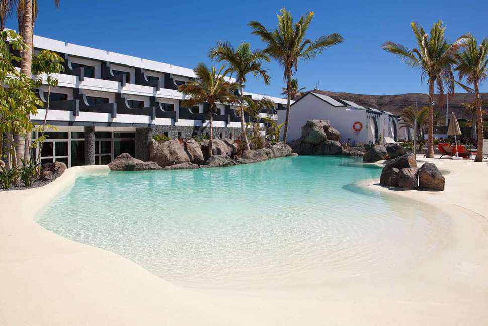 Een foto van het zwembad bij R2 Romantic Fantasia Dreams & Suites Hotel