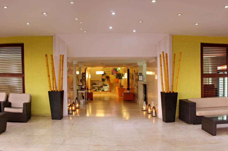 Een foto van het interieur van Tryp by Wyndham Aruba