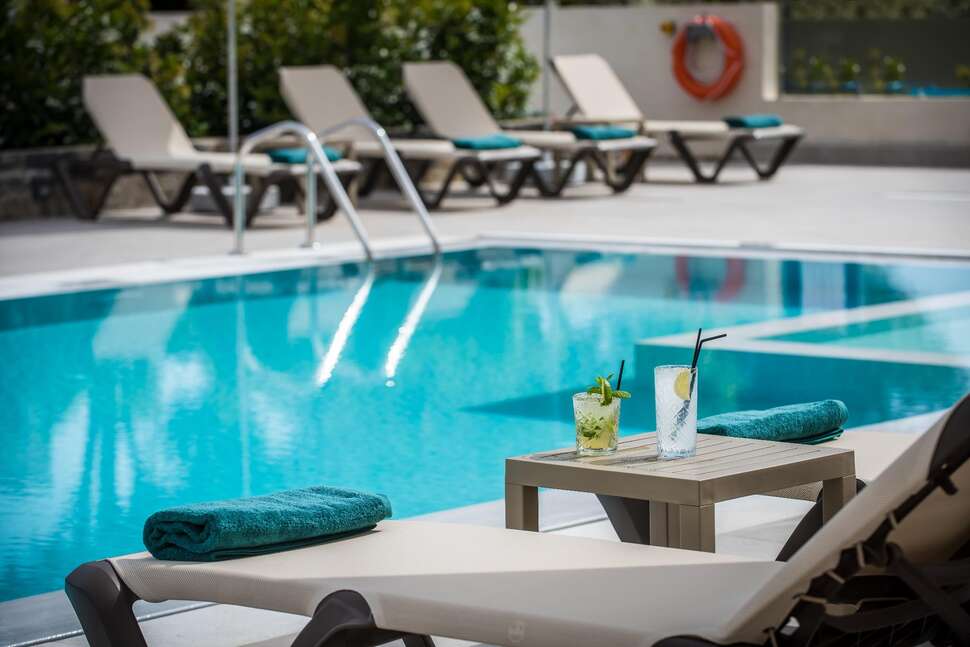 Een foto van het zwembad bij Petousis Hotel & Suites