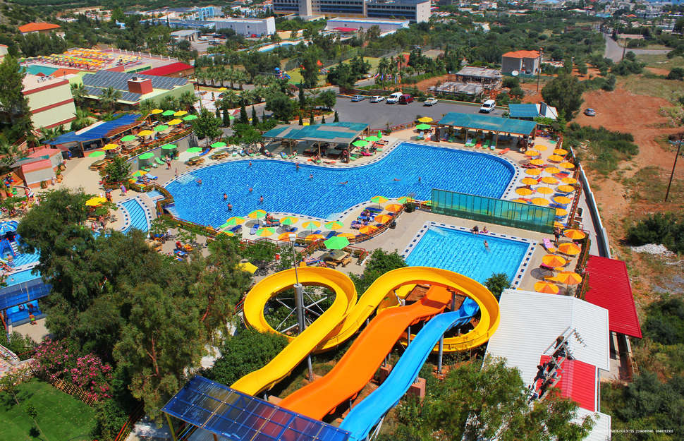 Een foto van het zwembad bij Hotel Aquasun Village