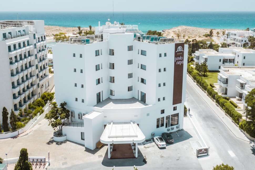 Ein Foto von der Außenansicht des Pavlo Napa Beach Hotel